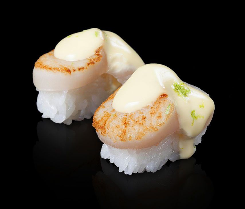 Nigiri de Vieira en dos Temperaturas con Mayonesa de Yuzu