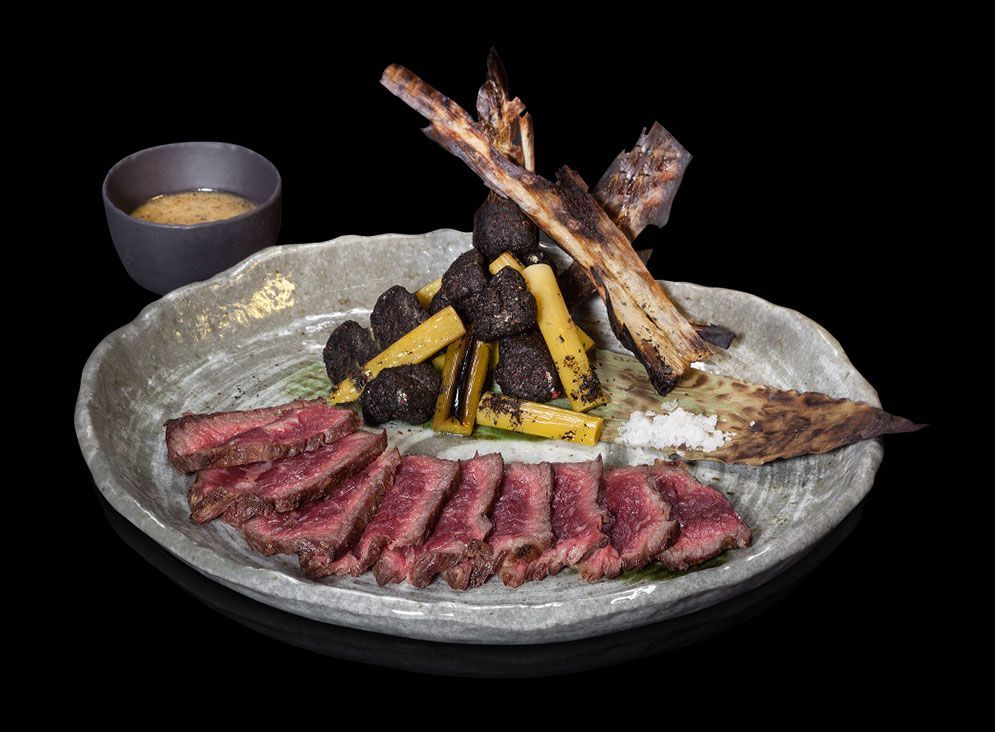 Lomo de Vaca Rubia Gallega al Carbón con Brasas Vegetales y Bearnesa de Ponzu con Wasabi