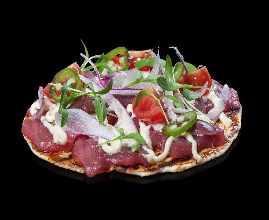 Pizza Japonesa Okonomiyaki con Láminas de Atún Rojo, Micro Vegetales y Jalapeños